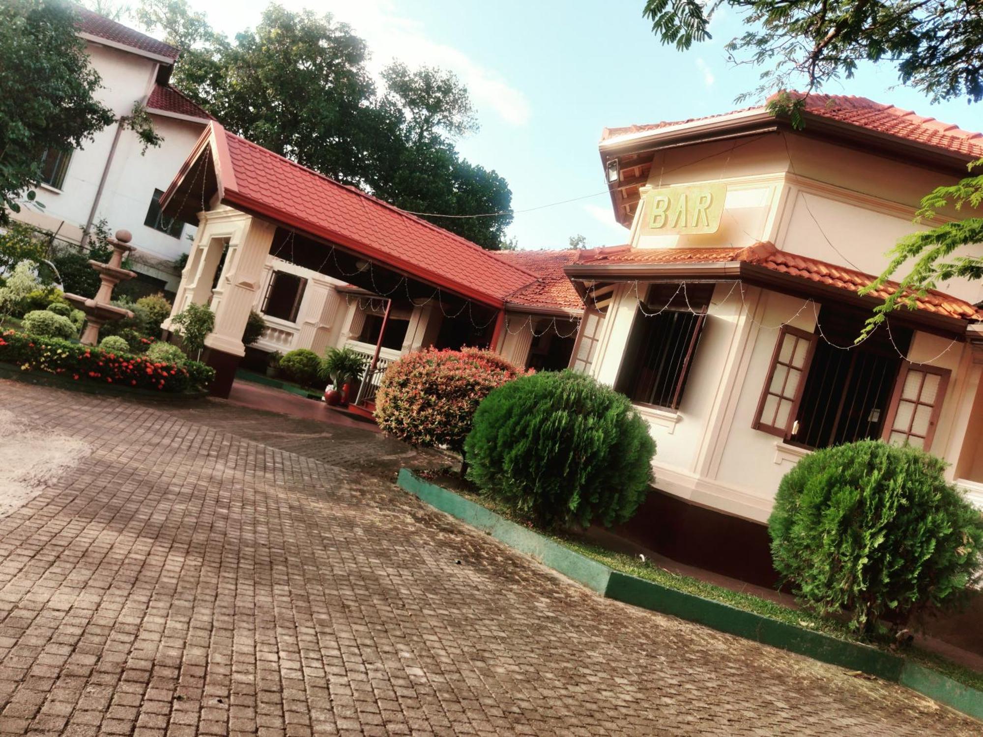 Grand Colonial Viveka Hotel Kurunegala Exterior foto